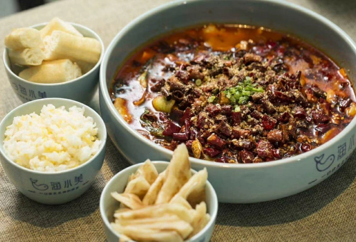 渔小美酸菜小鱼品牌手册_第2页