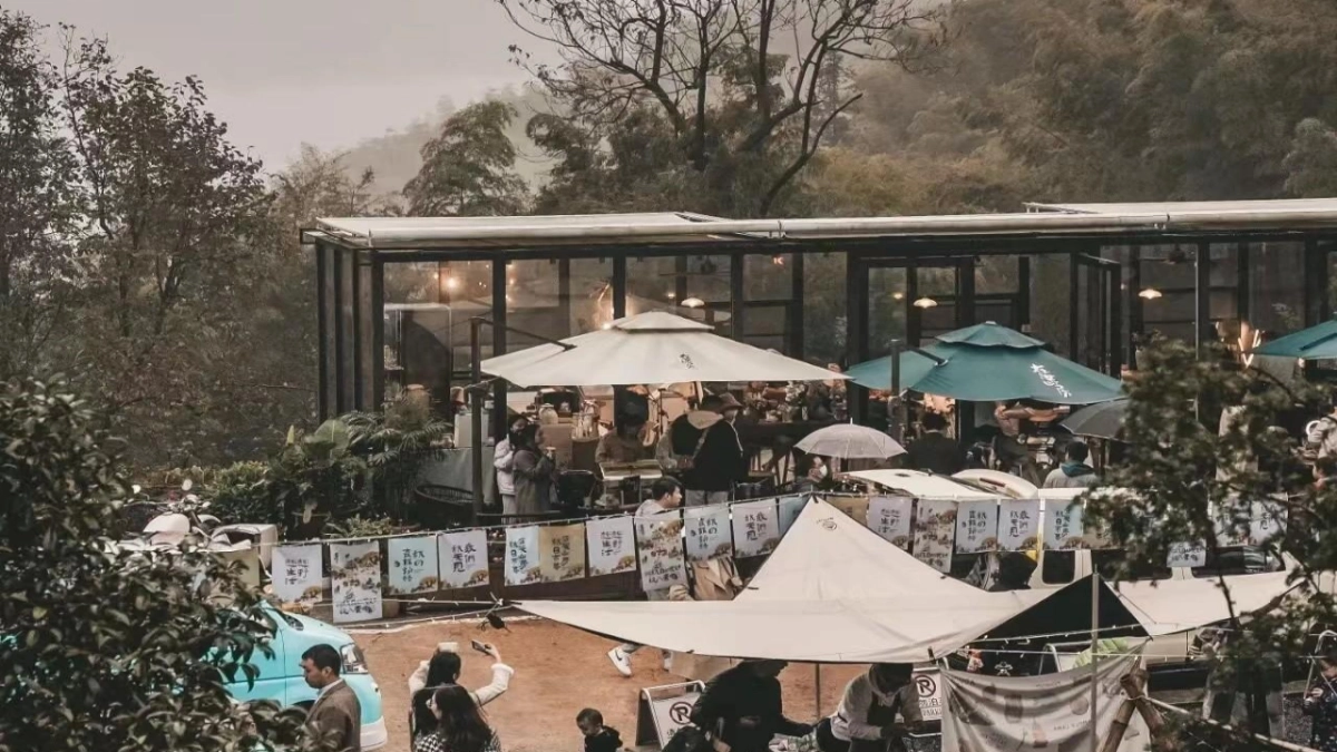 【合集】2023适合各行业户外集市摊位氛围布置灵感图集方案_第4页